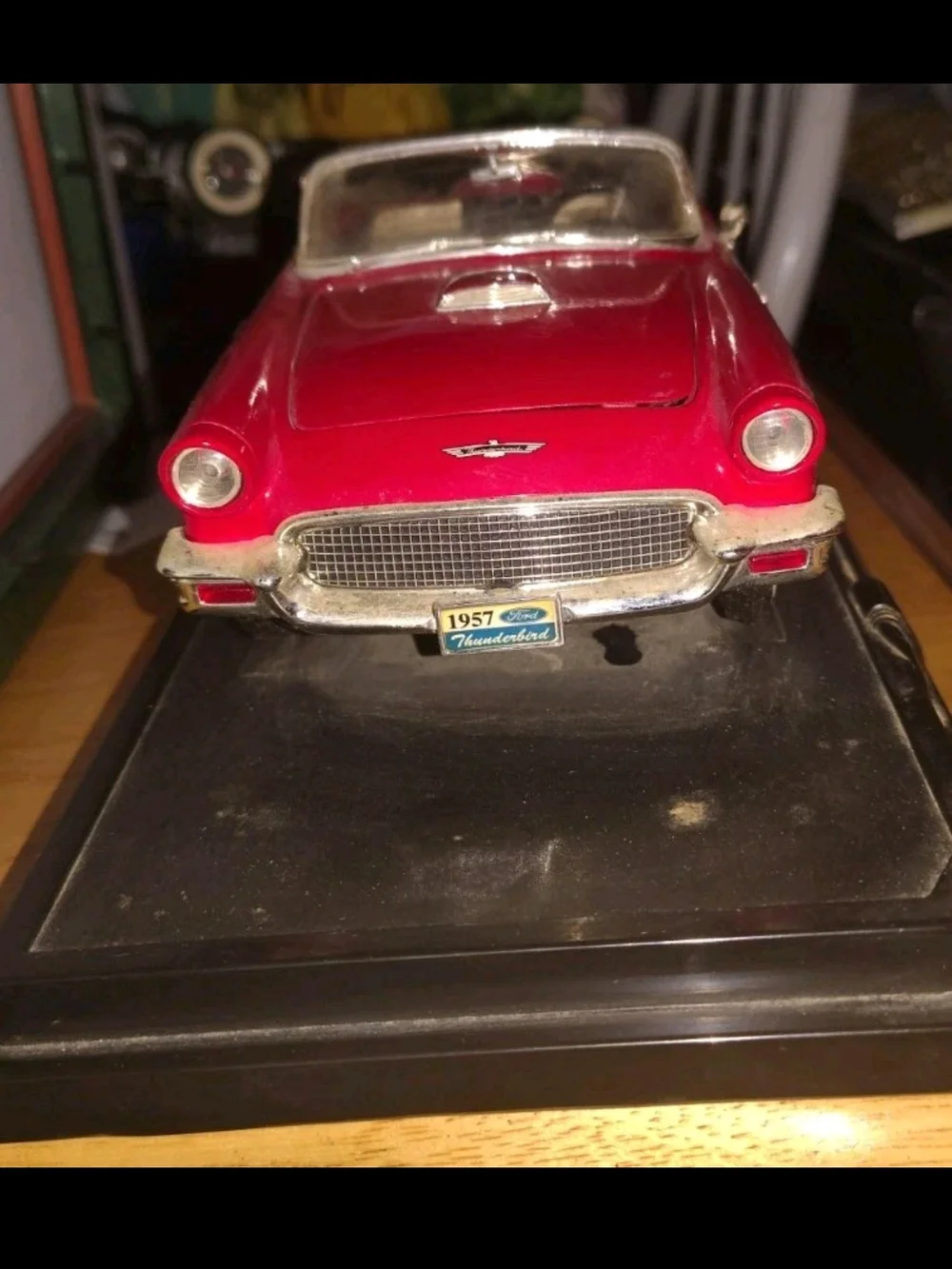 Road Signature Leather Series 1:18 Scale 1957 Ford Thunderbird with Original Box